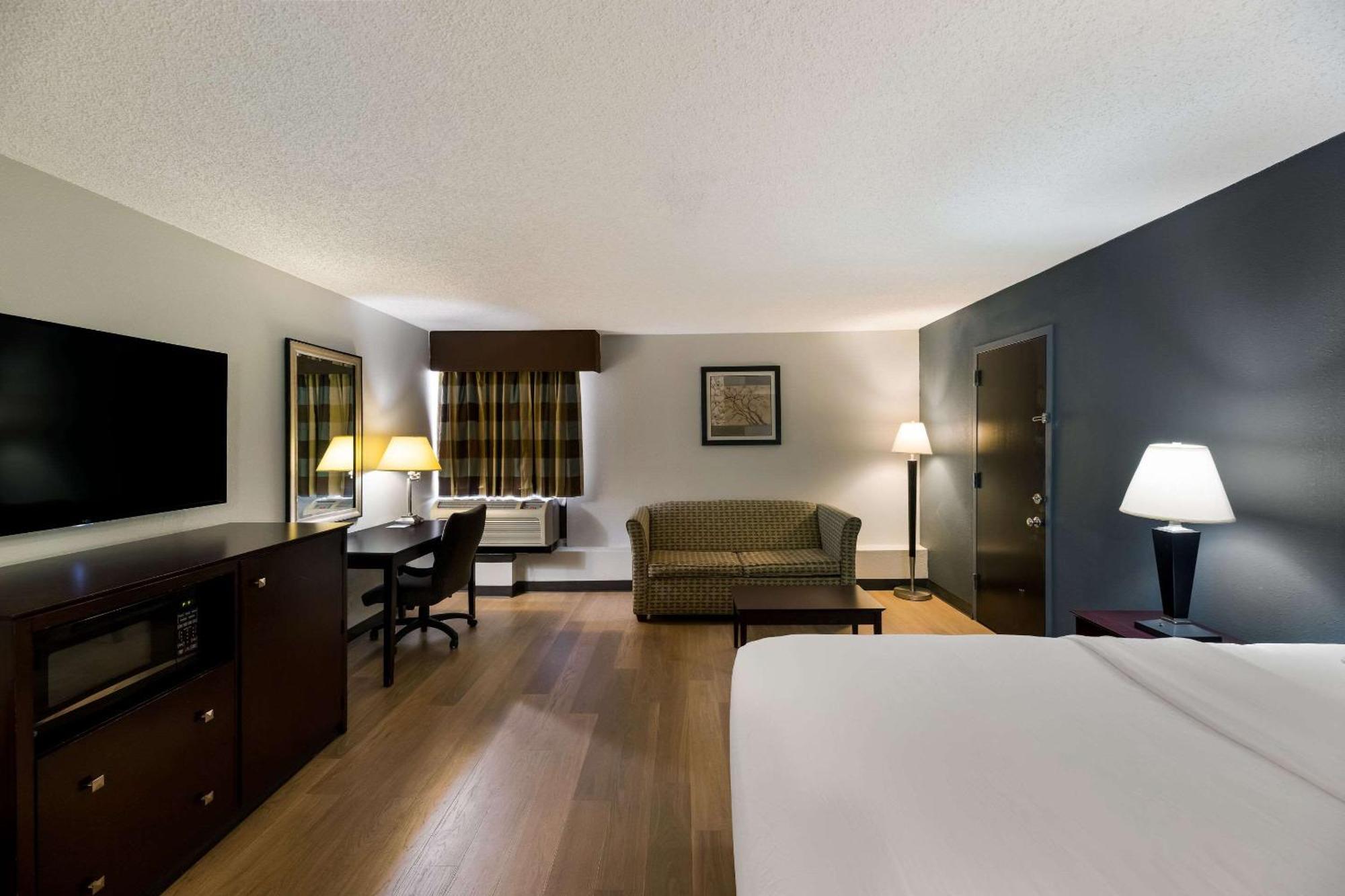 Clarion Hotel San Angelo Near Convention Center Exterior photo